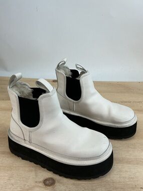 UGG White Leather Fur Lined Chelsea Platform Ankle Boots Size 7
